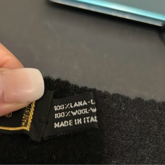 🔥EUC Fendi Scarf 💯 authentic  vintage condition clean only dry clean🔥 - Picture 4 of 6